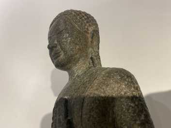 Een Khmer zandstenenen figuur van Boeddha, Thailand, Lopburi periode, 12/14e eeuw